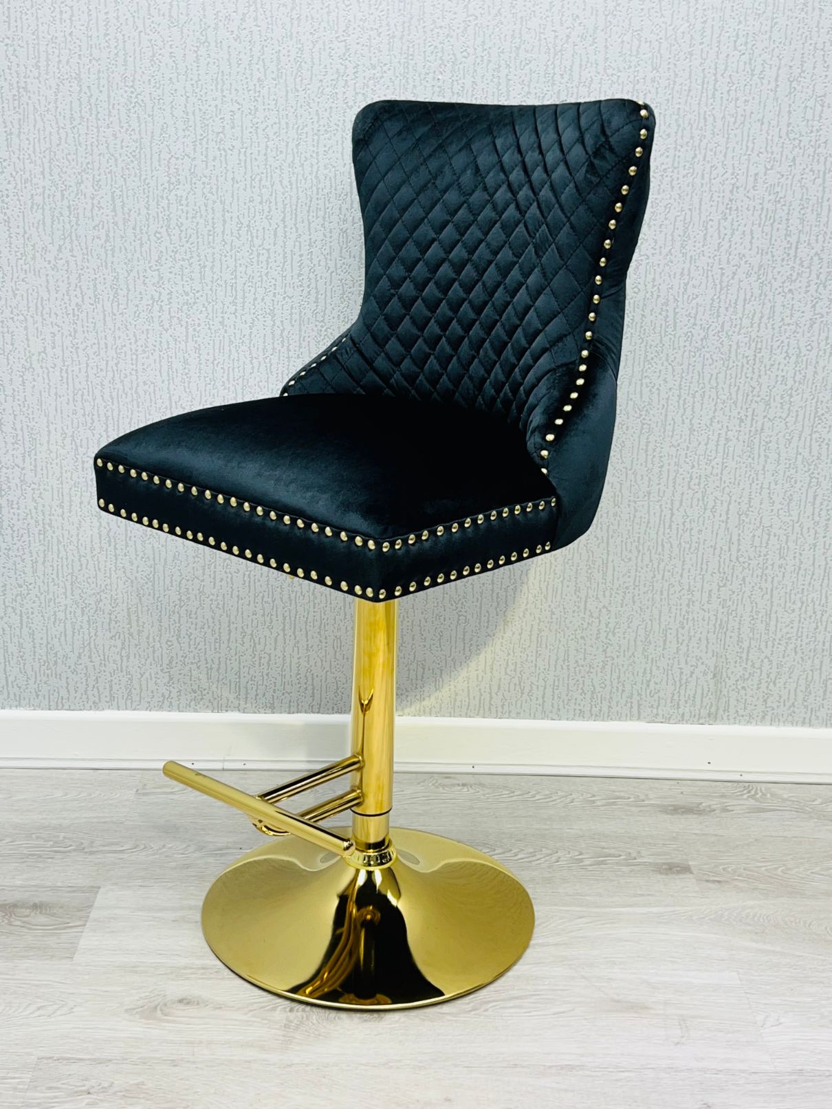 Victoria Ring Knocker Gold Bar Stool