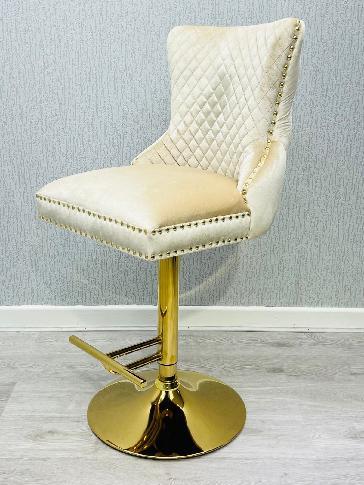 Victoria Ring Knocker Gold Bar Stool