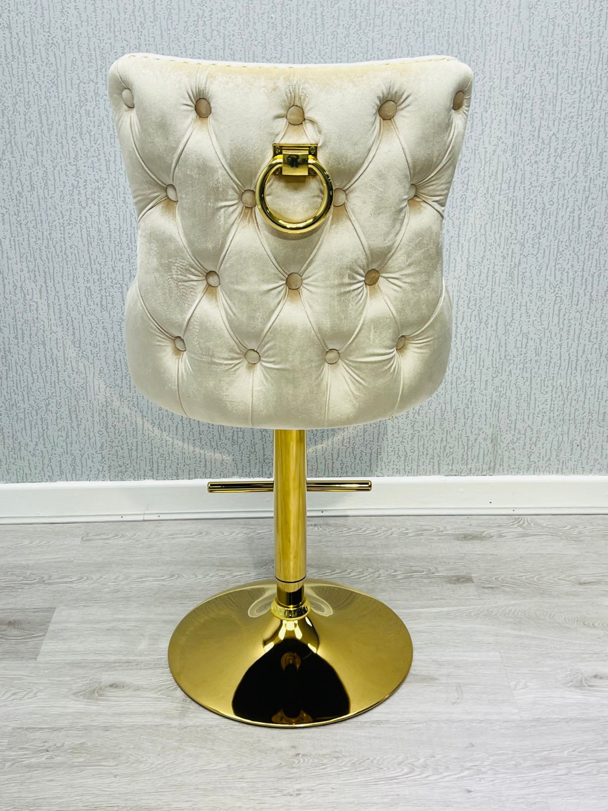 Victoria Ring Knocker Gold Bar Stool